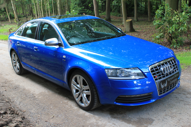 Illustration for article titled Spotted: the other V10 sedan from Germany
